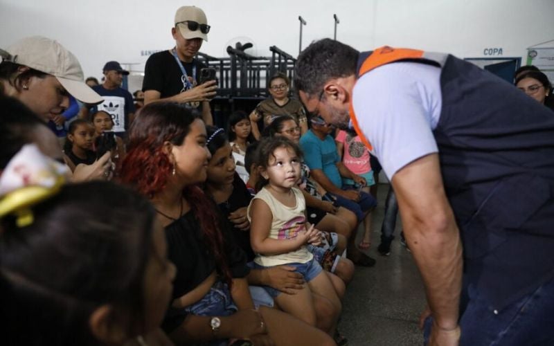 Wilson anuncia auxílio de R$ 30 mil para cada família atingida por incêndio em Nhamundá