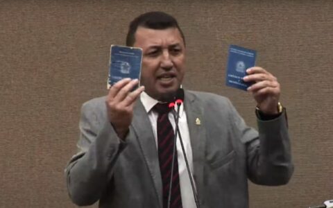 Sassá desafia colega a mostrar carteira de trabalho e dispara: 'nunca trabalhou'