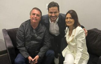 Buscando visibilidade, Alberto Neto aparece ao lado de Bolsonaro em evento de CPAC