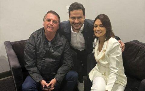 Buscando visibilidade, Alberto Neto aparece ao lado de Bolsonaro em evento de CPAC