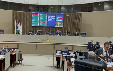 Carretas paralisadas na BR-319 são tema de discussão na CMM