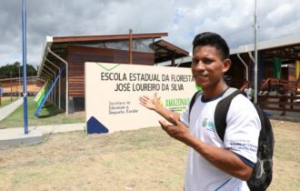 Aluno que ajudou a construir Escola da Floresta volta para concluir os estudos