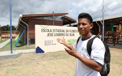 Aluno que ajudou a construir Escola da Floresta volta para concluir os estudos