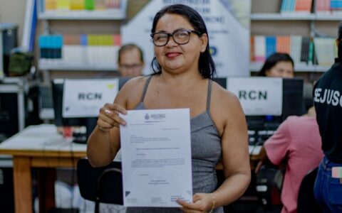 Moradores da zona Leste de Manaus emitem documentos em ação do governo