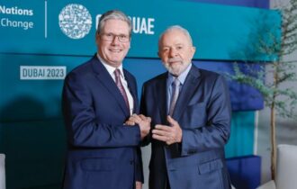 Presidente Lula e Keir Starmer se encontraram em Dubai, em 2023, na COP 28 (Foto: Ricardo Stuckert/PR Secom)