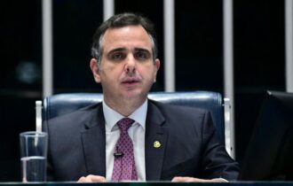 Presidente do Senado afirma que Venezuela se afasta da democracia