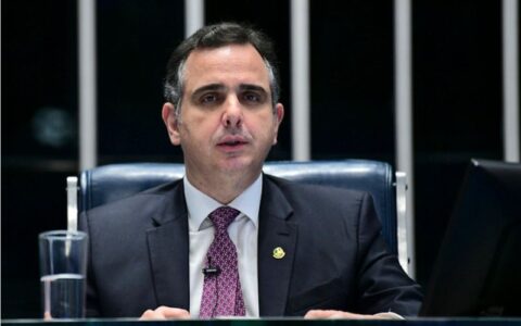 Presidente do Senado afirma que Venezuela se afasta da democracia