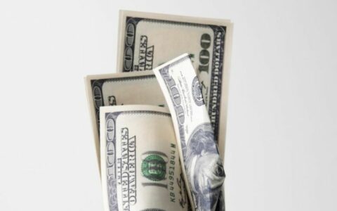 Dólar fecha em R$ 6,06 e atinge recorde desde Plano Real