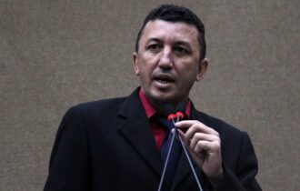 Sassá volta a cutucar dona da Fametro por suposto atraso de pagamento a trabalhadores em obras