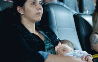 Cinema tem sessão exclusiva para mães com bebês de colo