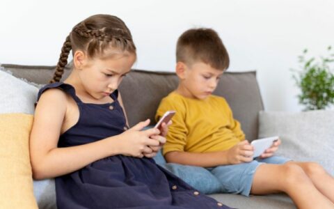 Uso excessivo de telas afeta desenvolvimento de crianças e adolescentes, alerta especialista