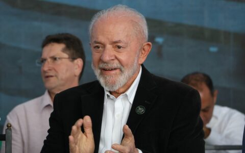 População mais pobre não compra dólar, mas sim comida, diz Lula a empresários