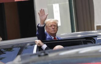 Trump é nomeado candidato republicano sem discursar e com curativo na orelha