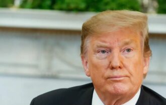 Trump é retirado do palco após comício ser interrompido por tiros; atirador foi morto