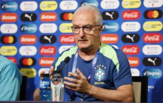 Dorival abre treino e não indica mudanças para jogo contra a Colômbia