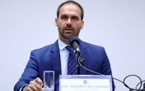 Eduardo Bolsonaro responde a Lula após ter atuação nos EUA chamada de 'terrorista'