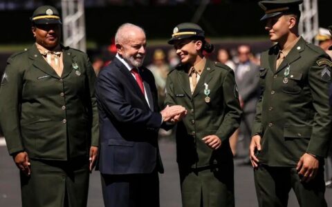Atletas olímpicos brasileiros são condecorados com medalha do Exército
