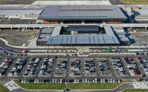 Azul inicia remoção de avião da pista do Aeroporto de Florianópolis