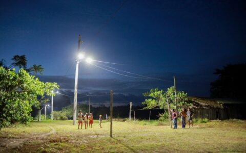 Aldeia em Parintins recebe iluminação pública pela primeira vez