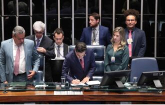Congresso promulga lei que beneficia partidos