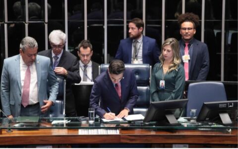 Congresso promulga lei que beneficia partidos
