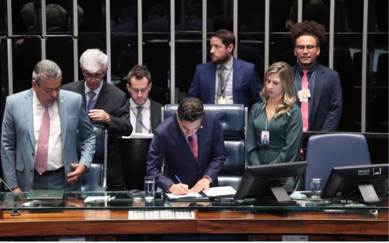 Congresso promulga lei que beneficia partidos