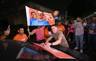 David Almeida comanda ação de adesivaço na zona Centro-Sul de Manaus