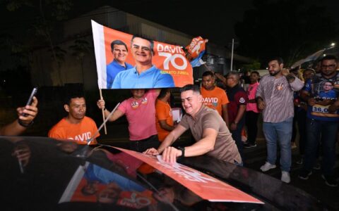 David Almeida comanda ação de adesivaço na zona Centro-Sul de Manaus