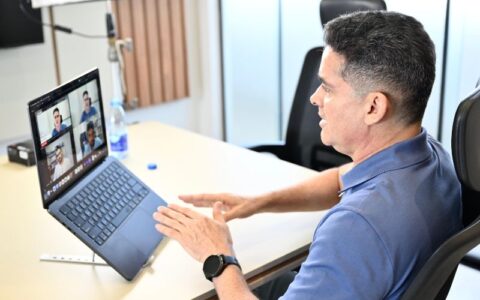 Prefeito e candidato à reeleição, David Almeida é sabatinado pelo UOL/Folha