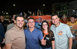 David Almeida comanda adesivaço no bairro Cachoeirinha