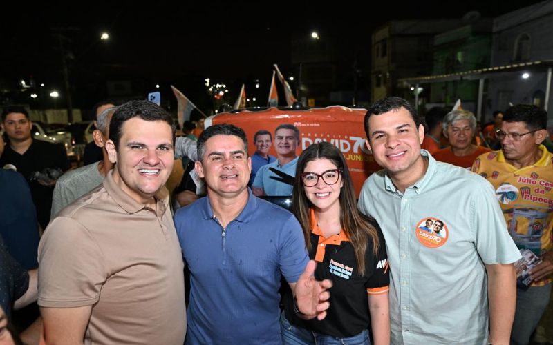 David Almeida comanda adesivaço no bairro Cachoeirinha