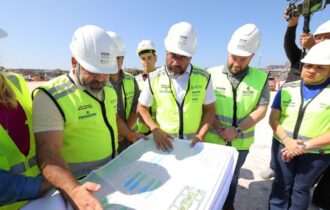 Wilson Lima vistoria avanço das obras do conjunto habitacional da comunidade da Sharp