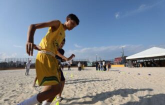 Wilson Lima entrega Campo do Vermelhão revitalizado no bairro Mauazinho, na zona leste