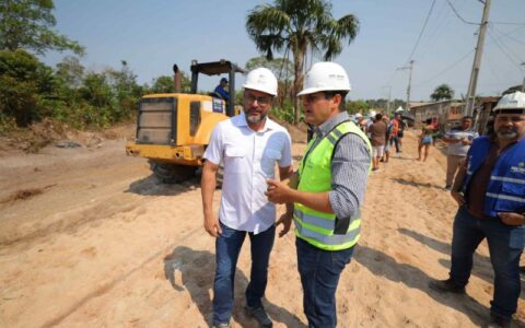 Wilson vistoria obras de saneamento do programa Asfalta Amazonas no bairro Tarumã