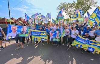 Bandeiraços de Roberto Cidade movimentam principais avenidas de Manaus