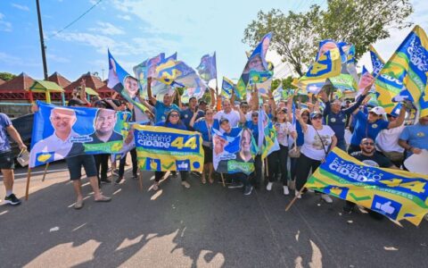 Bandeiraços de Roberto Cidade movimentam principais avenidas de Manaus