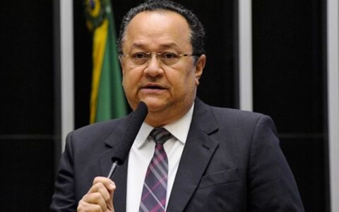 Mesmo não apoiando o candidato do PT, Silas Câmara posa ao lado de Lula