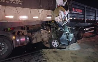 Na BR-116, no Paraná, acidente com duas carretas e um carro deixa 6 mortos