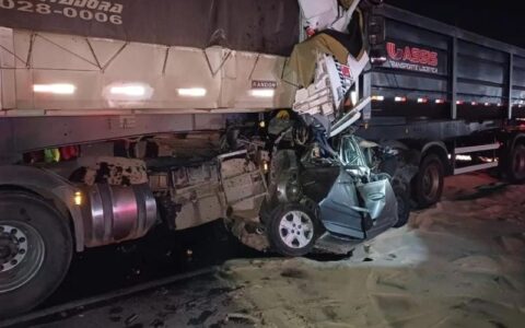 Na BR-116, no Paraná, acidente com duas carretas e um carro deixa 6 mortos