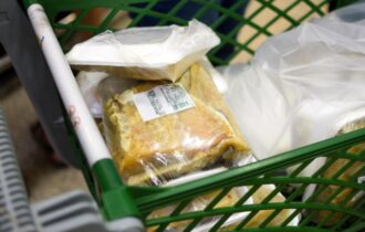 Procon apreende 13 kg de bacalhau vencido em supermercado na Ponta Negra
