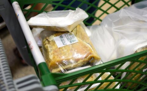Procon apreende 13 kg de bacalhau vencido em supermercado na Ponta Negra