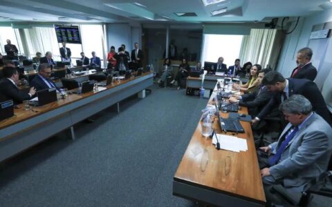 CCJ discute redução da jornada de trabalho de 44 para 36 horas semanais