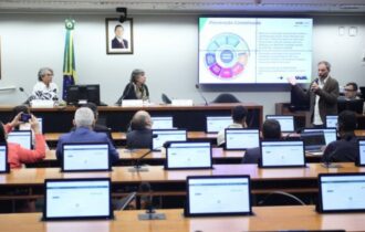 Número de pessoas com HIV que não fazem tratamento é alto, diz Ministério