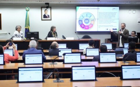 Número de pessoas com HIV que não fazem tratamento é alto, diz Ministério