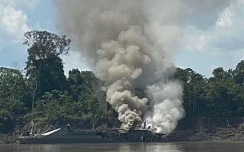 Incêndio atinge embarcação da Marinha no rio Solimões