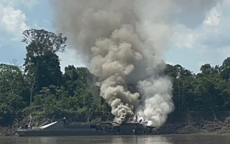 Incêndio em embarcação da Marinha (Foto: Reprodução/Redes Sociais) Incêndio atinge embarcação da Marinha no rio Solimões