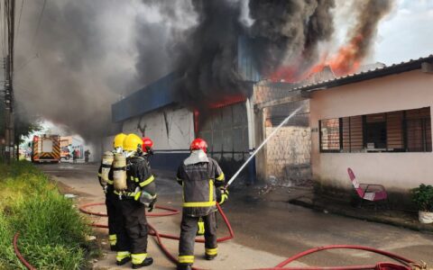 Incêndio atinge fábrica de salgadinhos na zona Norte de Manaus
