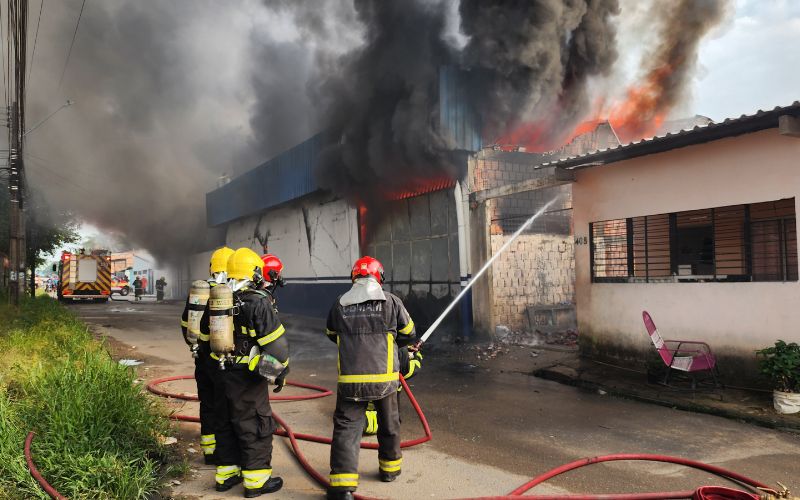 (Foto: Divulgação/CBMAM) Incêndio atinge fábrica de salgadinhos na zona Norte de Manaus