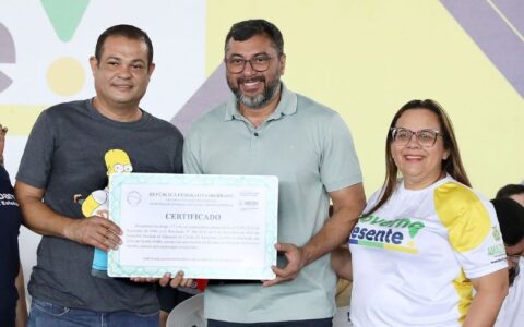 Secretaria de Educação entrega certificados do Provão Eletrônico no Governo Presente