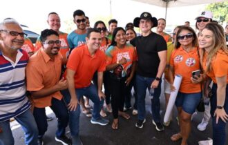 David Almeida recebe apoio da população no Morro da Liberdade, Centro e Planalto durante adesivaço